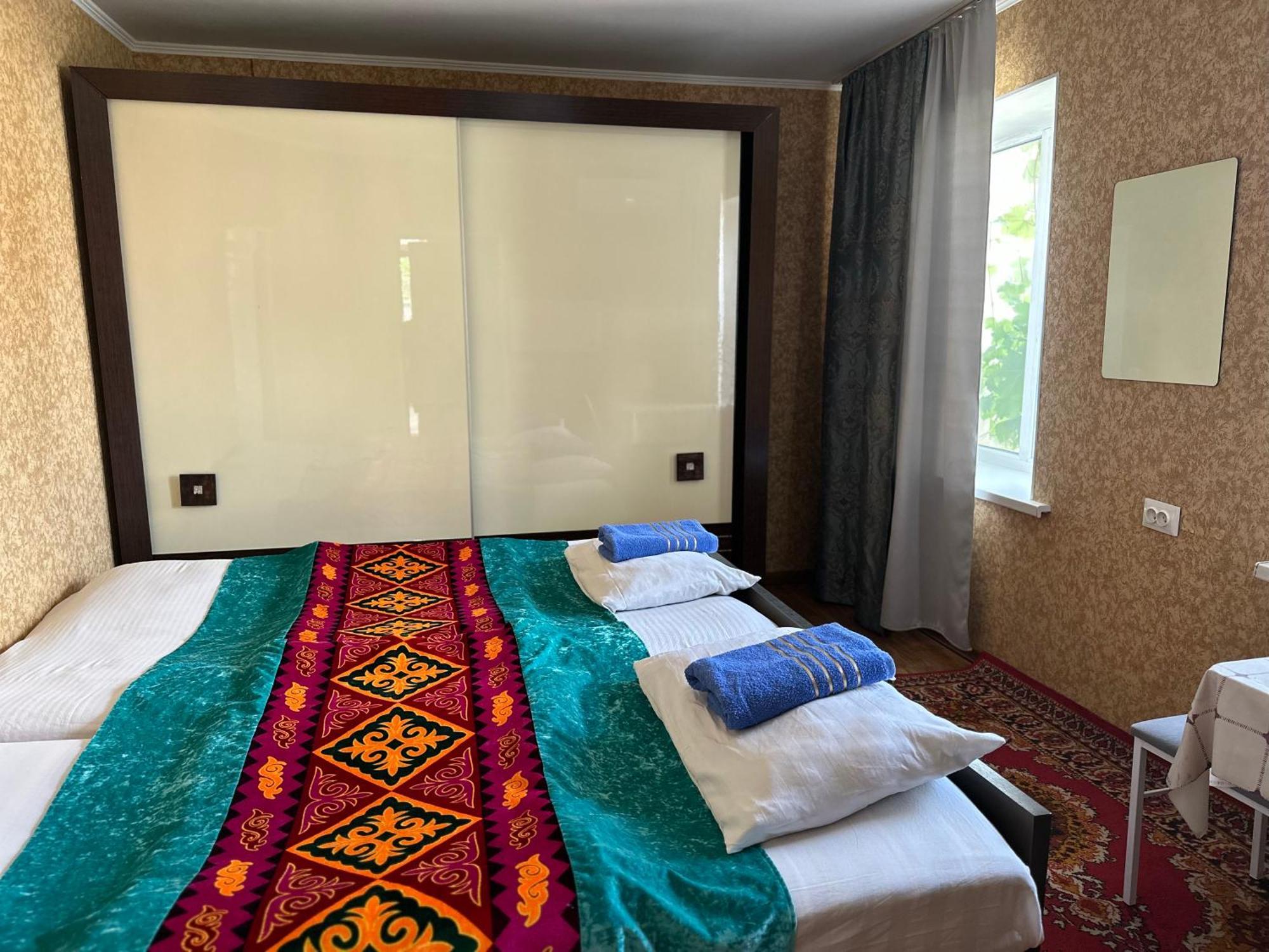 Tunduk Hostel Bishkek Bagian luar foto