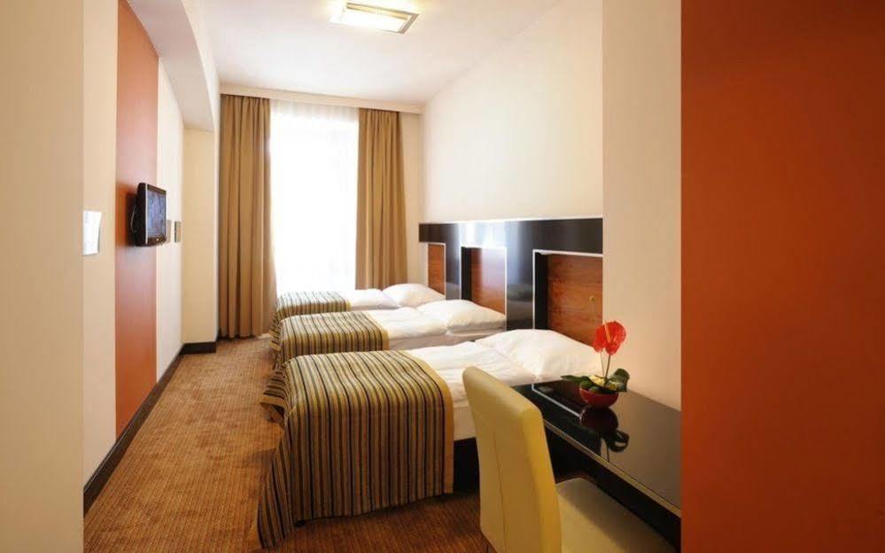 Tunduk Hostel Bishkek Bagian luar foto